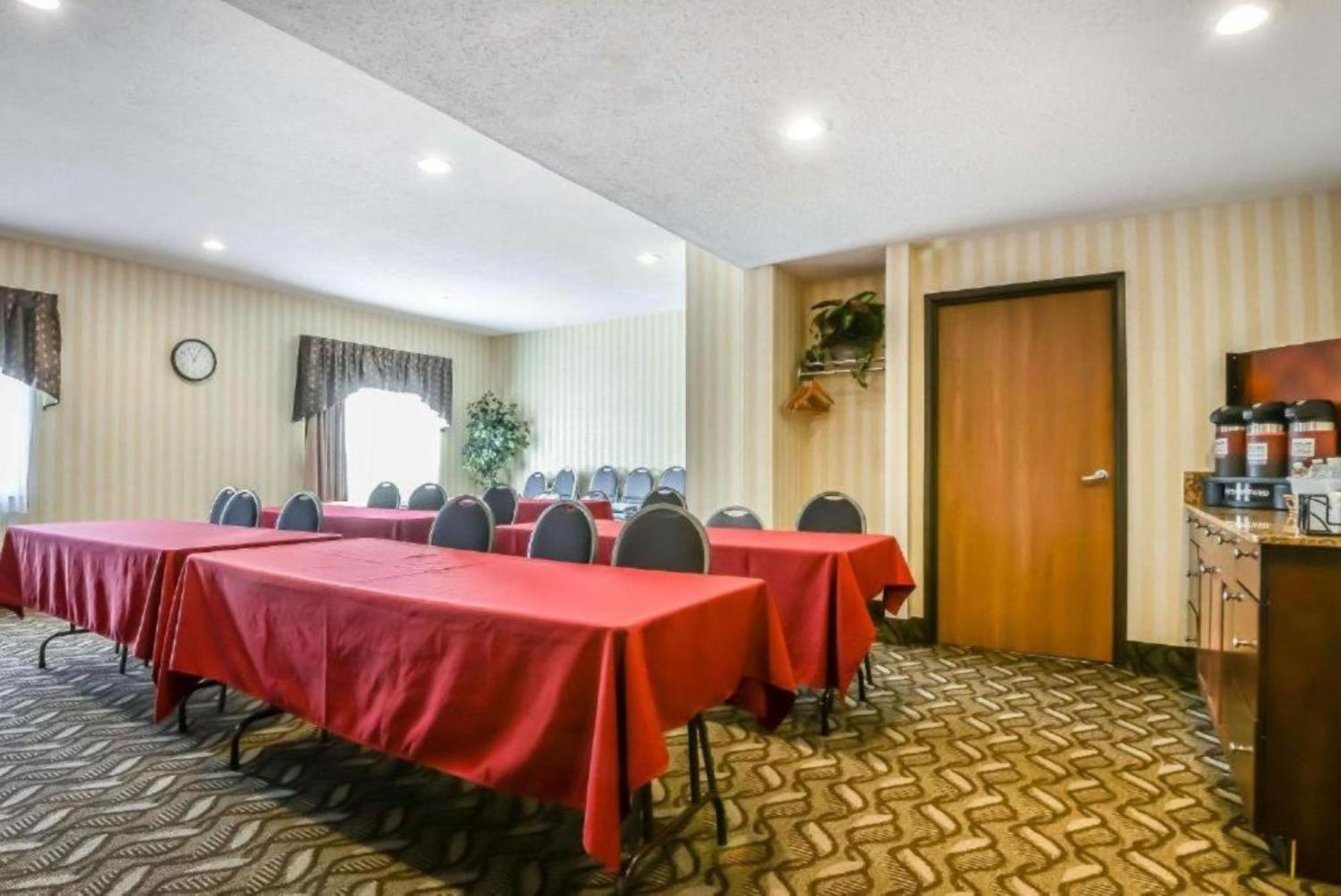 Hotel Fairbridge & Batavia-darien Amusement Park